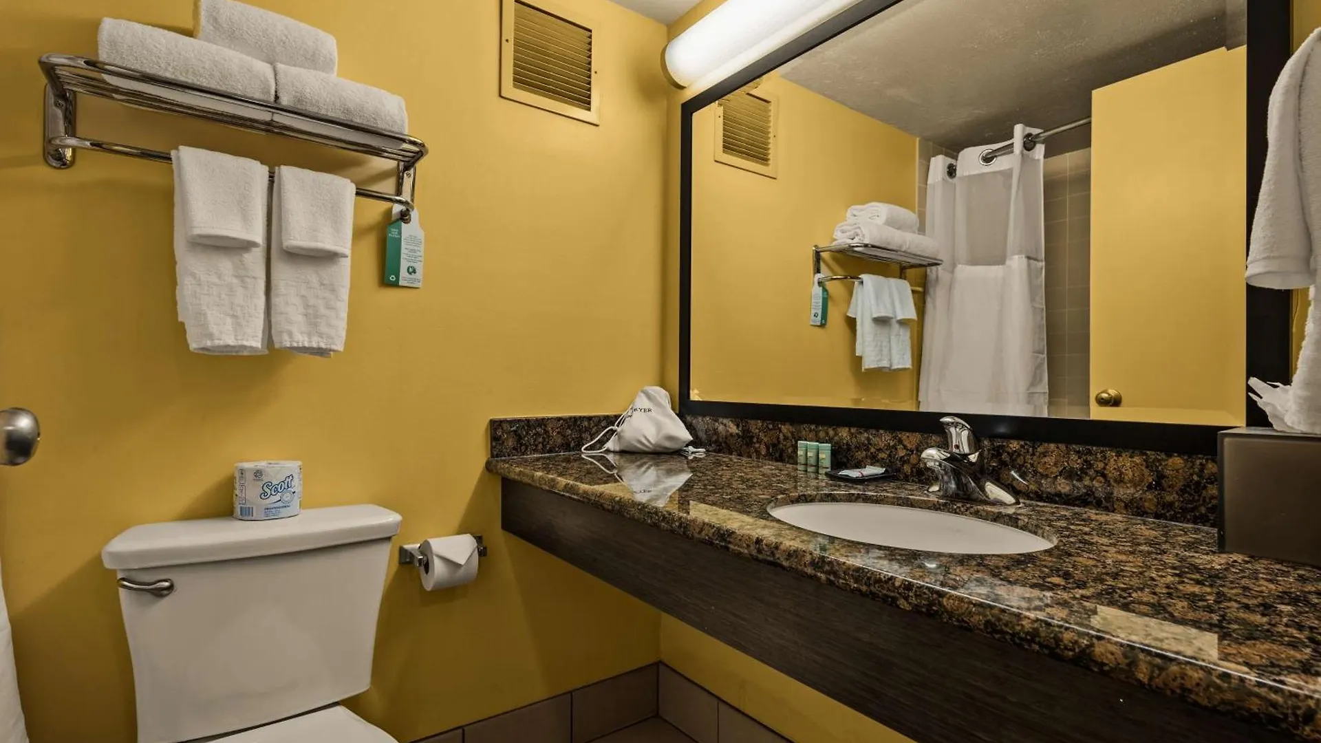 Best Western The Plaza Hotel Honolulu Airport - Free Breakfast