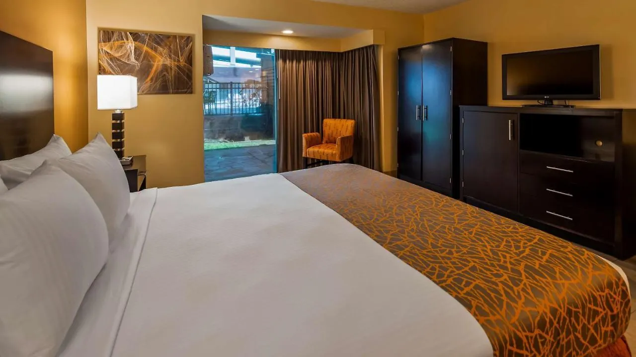 Best Western The Plaza Hotel Honolulu Airport - Free Breakfast