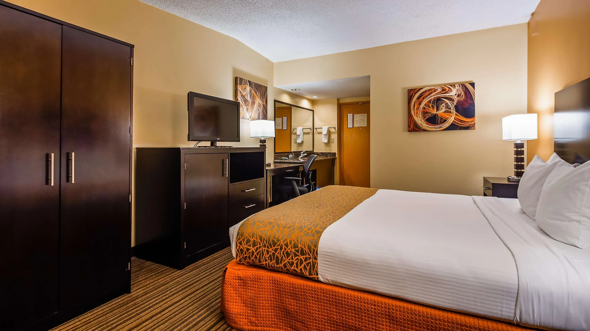 Best Western The Plaza Hotel Honolulu Airport - Free Breakfast