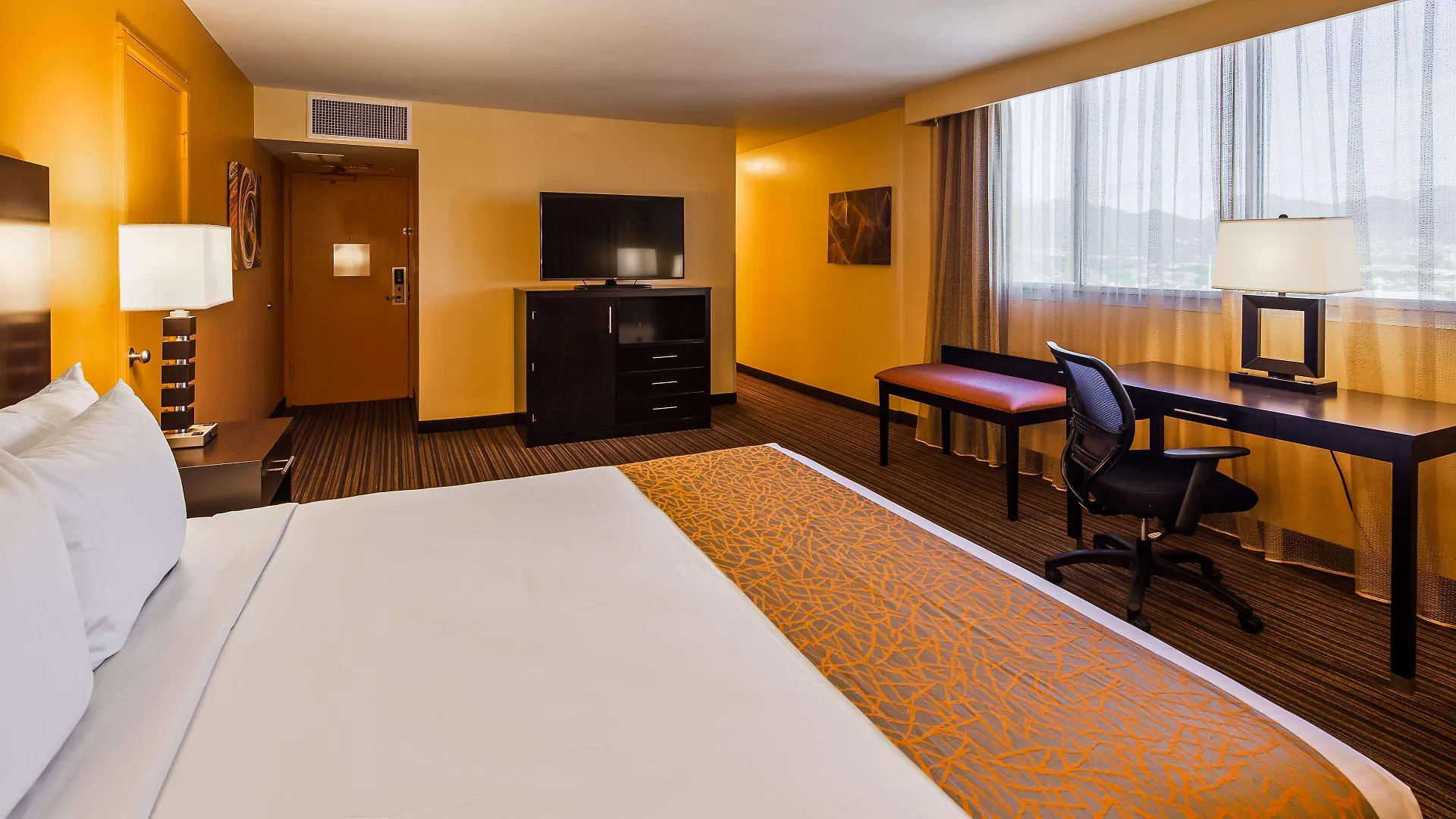Best Western The Plaza Hotel Honolulu Airport - Free Breakfast