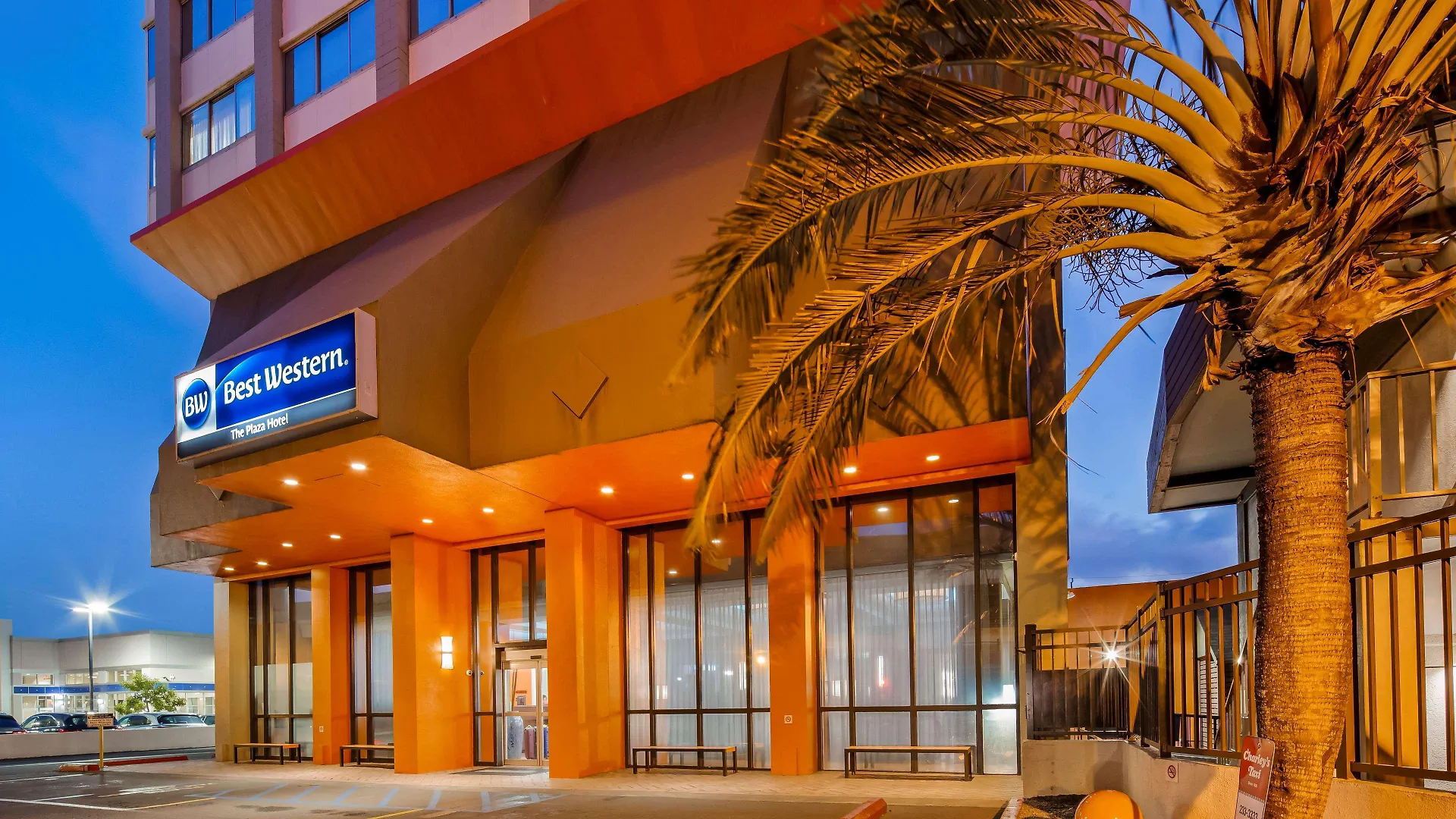 Best Western The Plaza Hotel Honolulu Airport - Free Breakfast