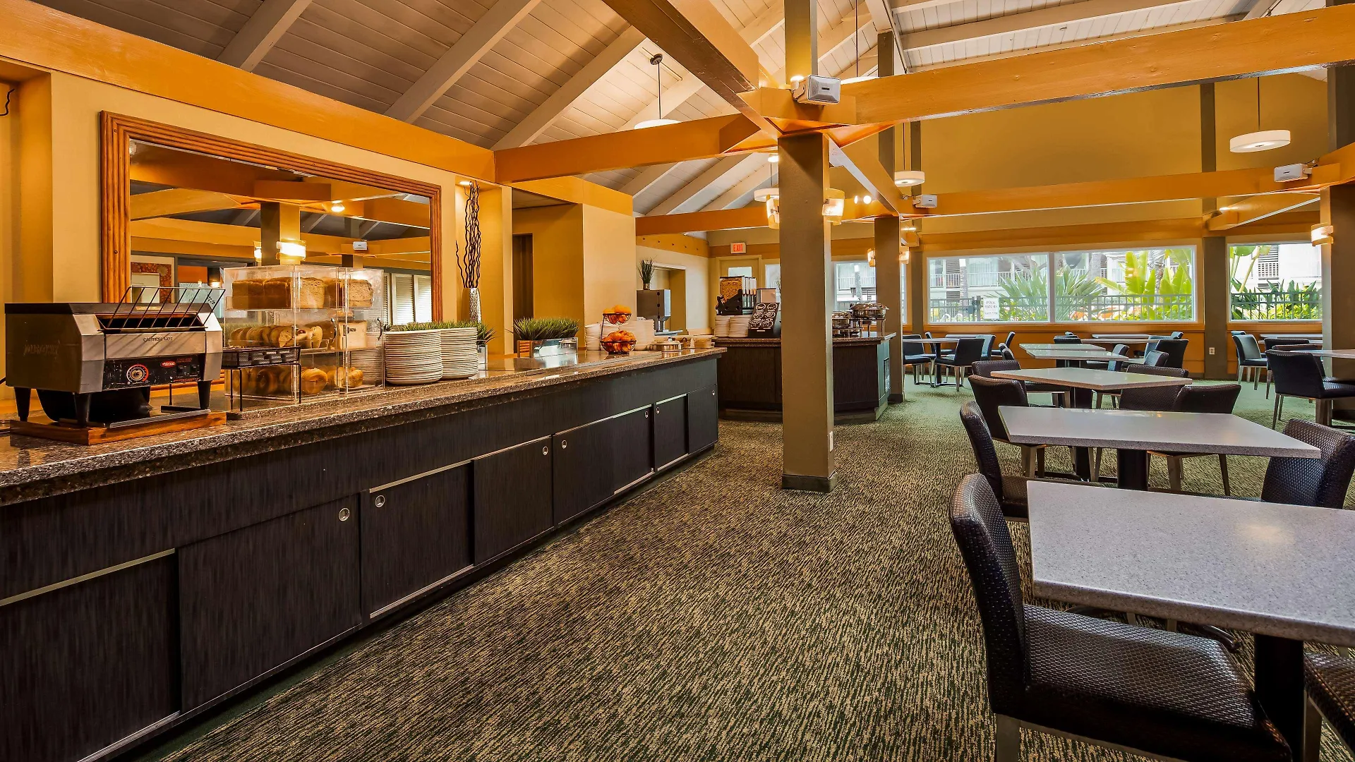 Best Western The Plaza Hotel Honolulu Airport - Free Breakfast