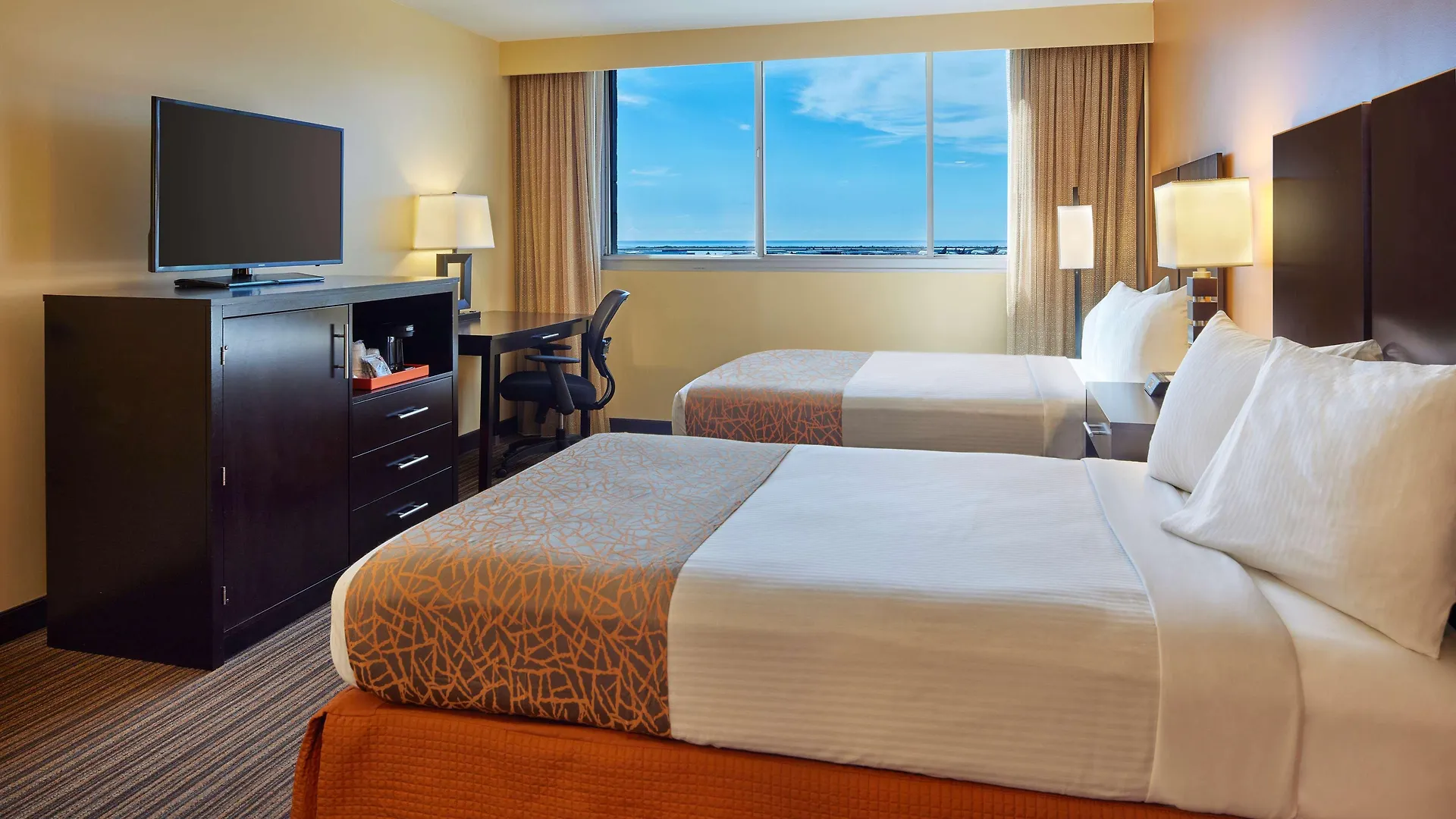 Best Western The Plaza Hotel Honolulu Airport - Free Breakfast