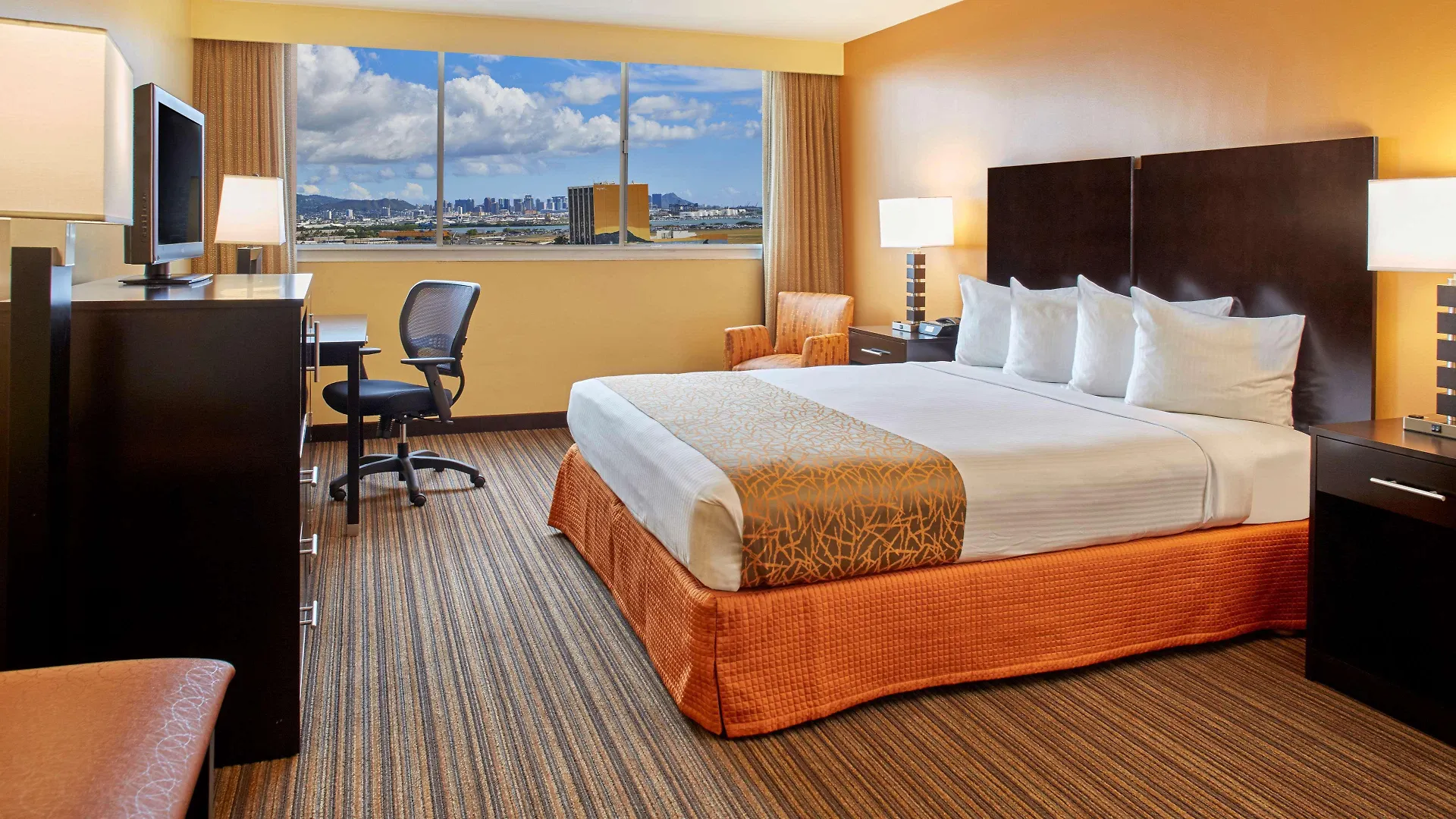 Best Western The Plaza Hotel Honolulu Airport - Free Breakfast