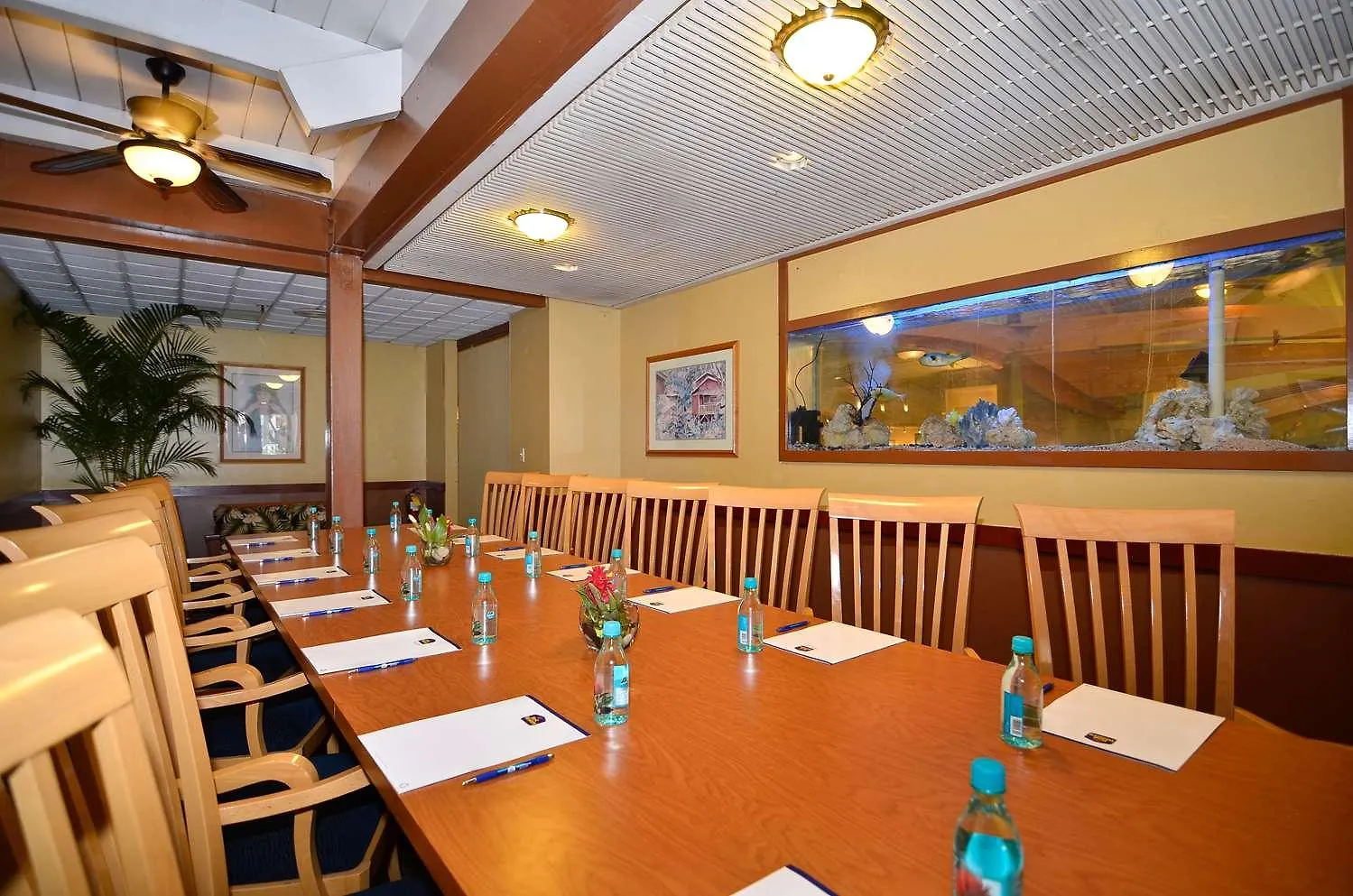 Best Western The Plaza Hotel Honolulu Airport - Free Breakfast