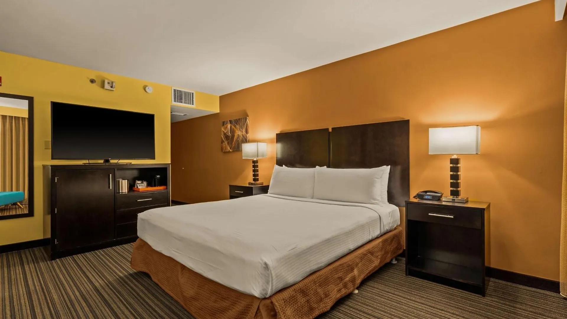 Best Western The Plaza Hotel Honolulu Airport - Free Breakfast