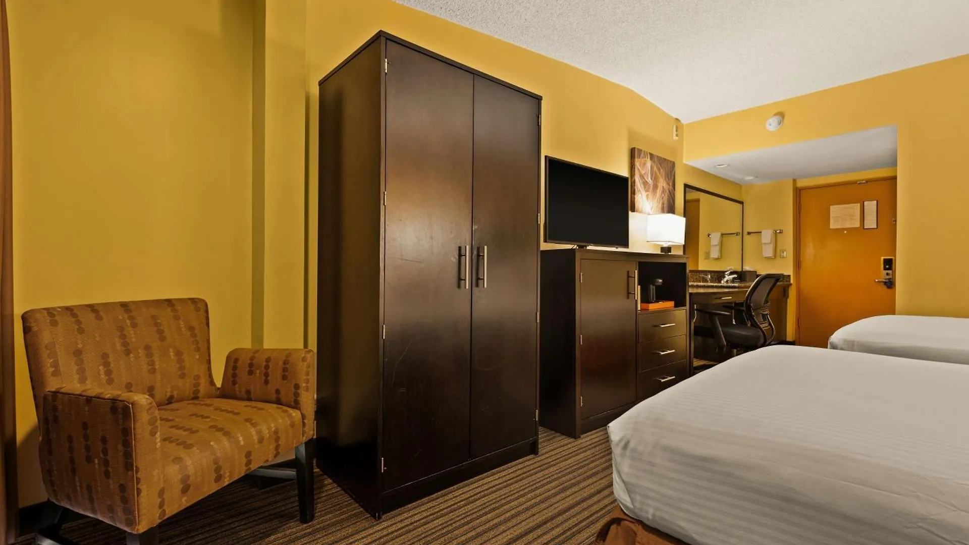 Best Western The Plaza Hotel Honolulu Airport - Free Breakfast