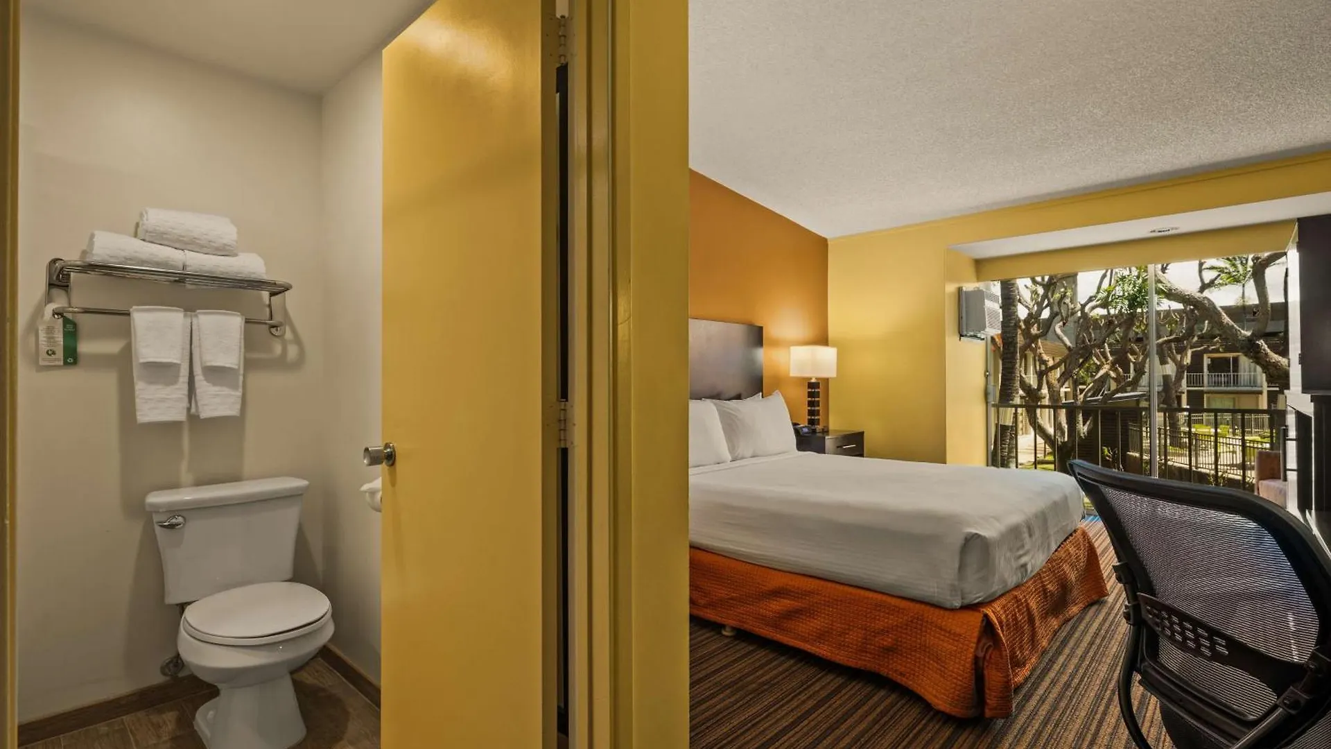 Best Western The Plaza Hotel Honolulu Airport - Free Breakfast