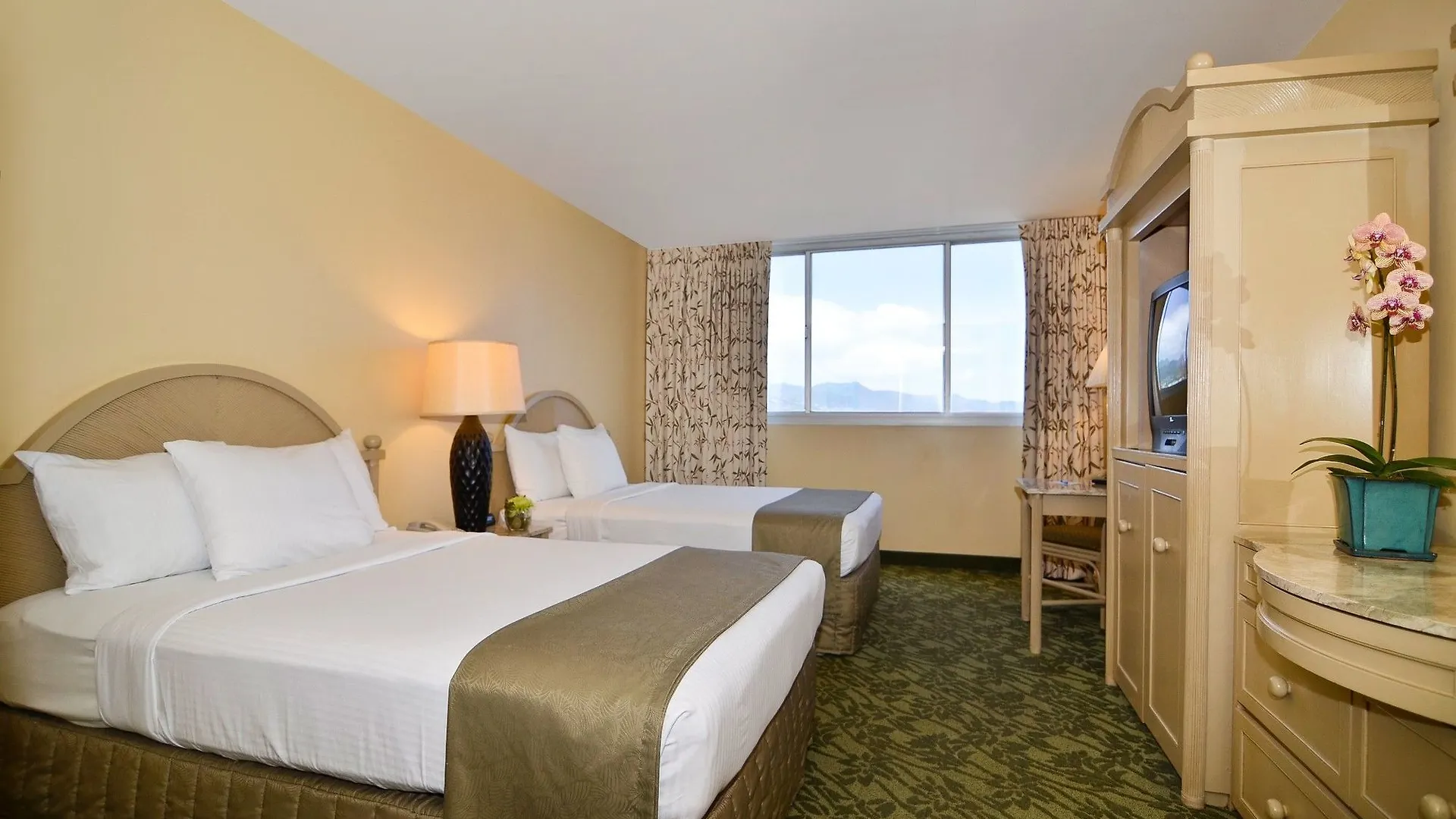 Best Western The Plaza Hotel Honolulu Airport - Free Breakfast